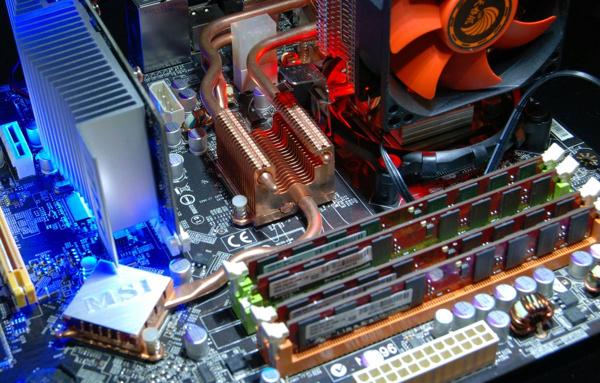 Comparison chart showing three UK gaming PC bundles: one with quality PSU/mobo (green), one with mid-tier compromises (amber), and one with dangerous cuts like non-certified PSU (red)