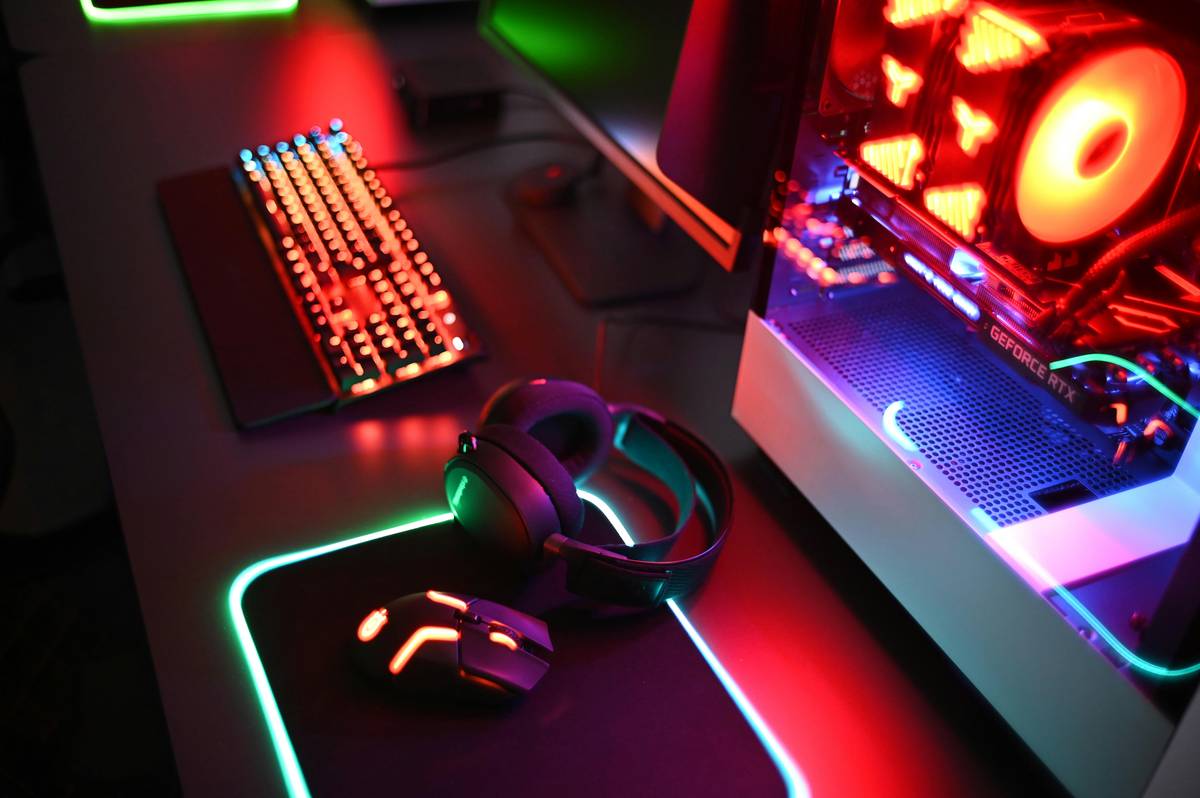 Bar chart comparing FPS performance in Cyberpunk 2077 across three AMD gaming PC bundles priced between $800-$1400