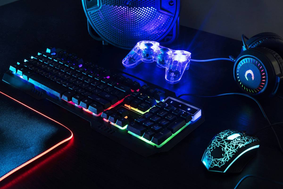 Infographic comparing cost, latency, and ergonomic scores of bundled vs. piecemeal PC gaming accessories in 2024